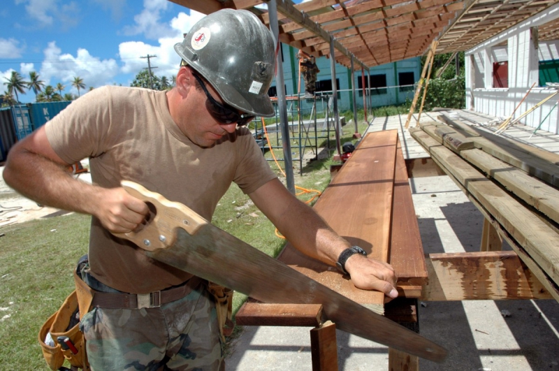 menuisier-GASSIN-min_worker_construction_building_carpenter_male_job_build_helmet-893290